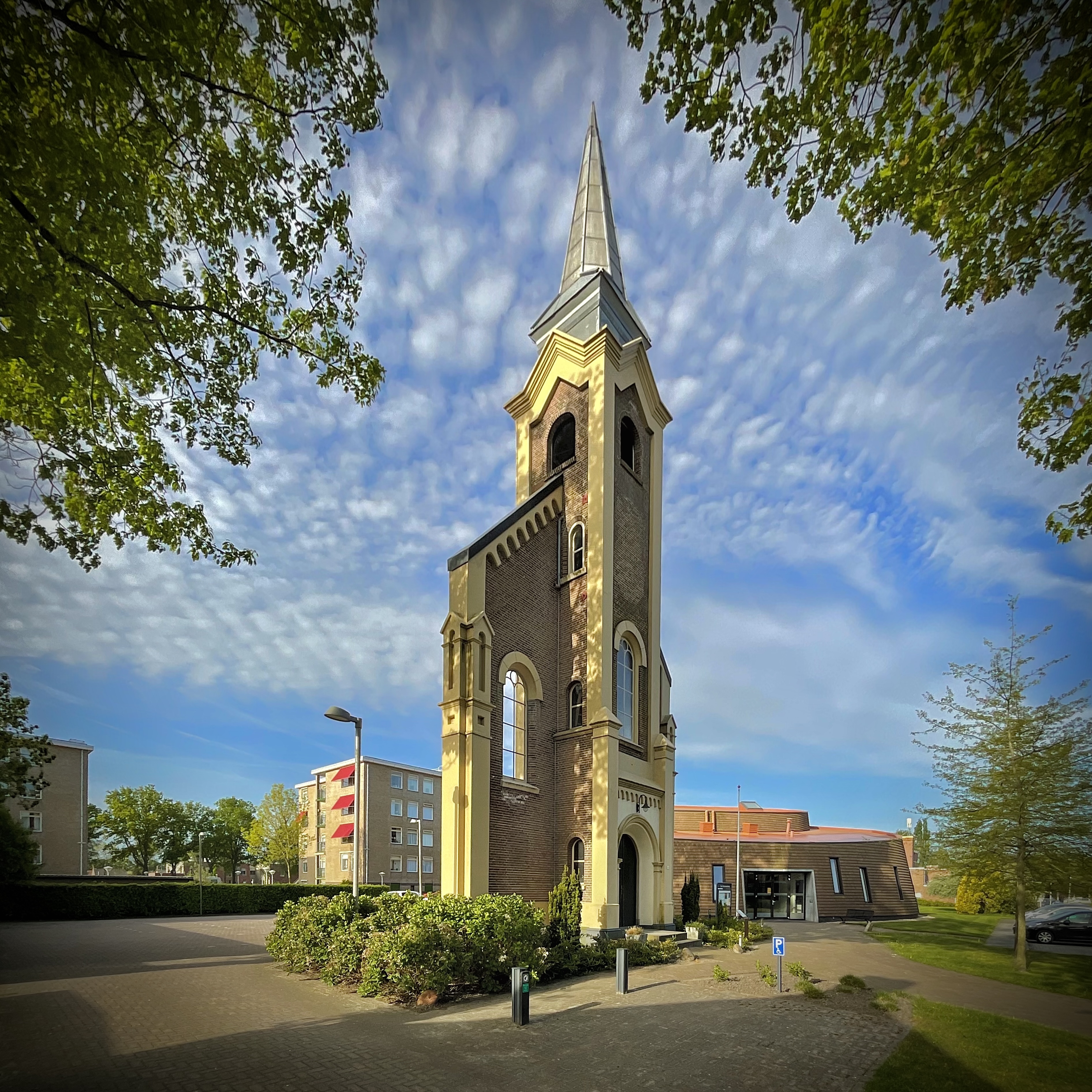 Restant van de Eexterkerk, de toren en de voorgevel. Rechts: De Ontmoeting. Foto: mei 2022, ©Jur Kuipers.